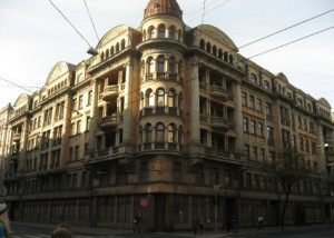Stūra māja